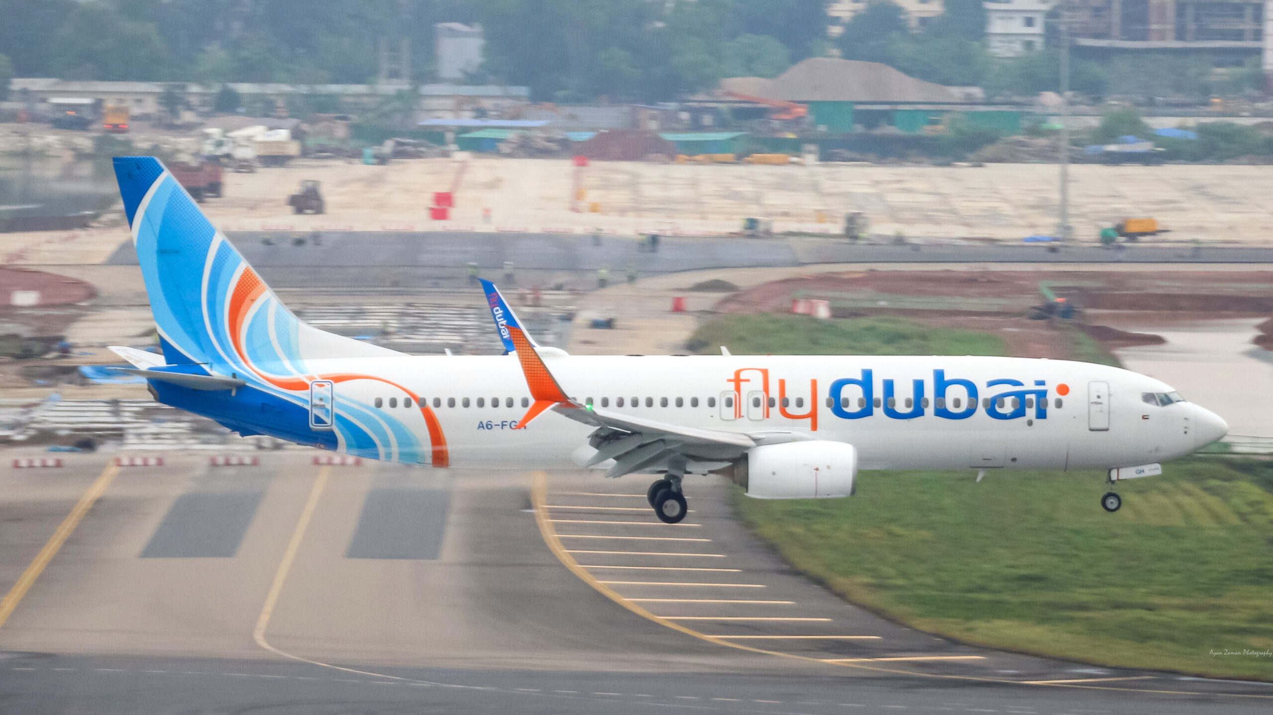 Flydubai Boeing 737 aircraft in flight, illustrating airline geopolitical risk as flight suspensions and airspace closures affect operations and force airlines to avoid conflict zones.