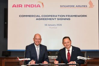 Air India CEO and MD, Campbell Wilson, and SIA CEO, Goh Choon Phong at the signing