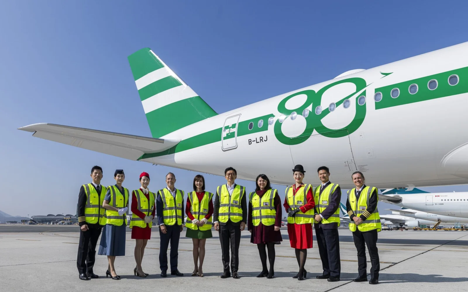 A photo of Cathay Group Chief Executive Officer Ronald Lam (fifth from right), Chief Customer and Commercial Officer Lavinia Lau (fifth from left), Chief Operations and Service Delivery Officer Alex McGowan (fourth from left), and Chief Financial Officer Rebecca Sharpe (fourth from right)