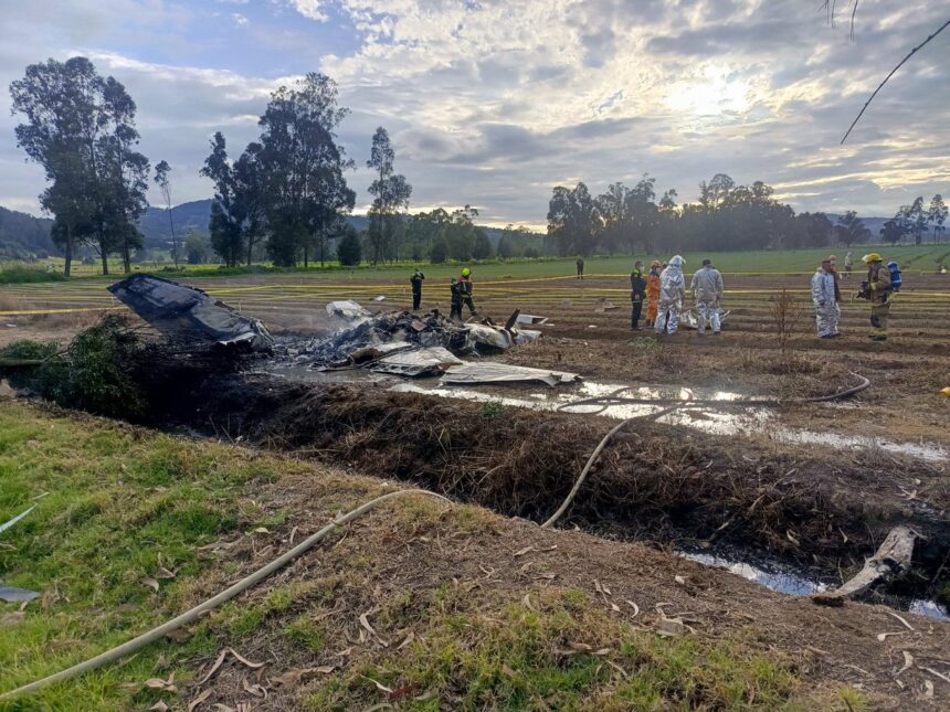 Emergency services at the crash site of Yeison Jiménez's private plane, near Paipa, Boyacá. No survivors were found. © NoticiasUno/X