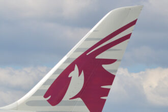 Qatar Airways aircraft tail with burgundy oryx logo, representing Qatar Airways Starlink Wi-Fi and the airline’s high-speed inflight Wi-Fi rollout.