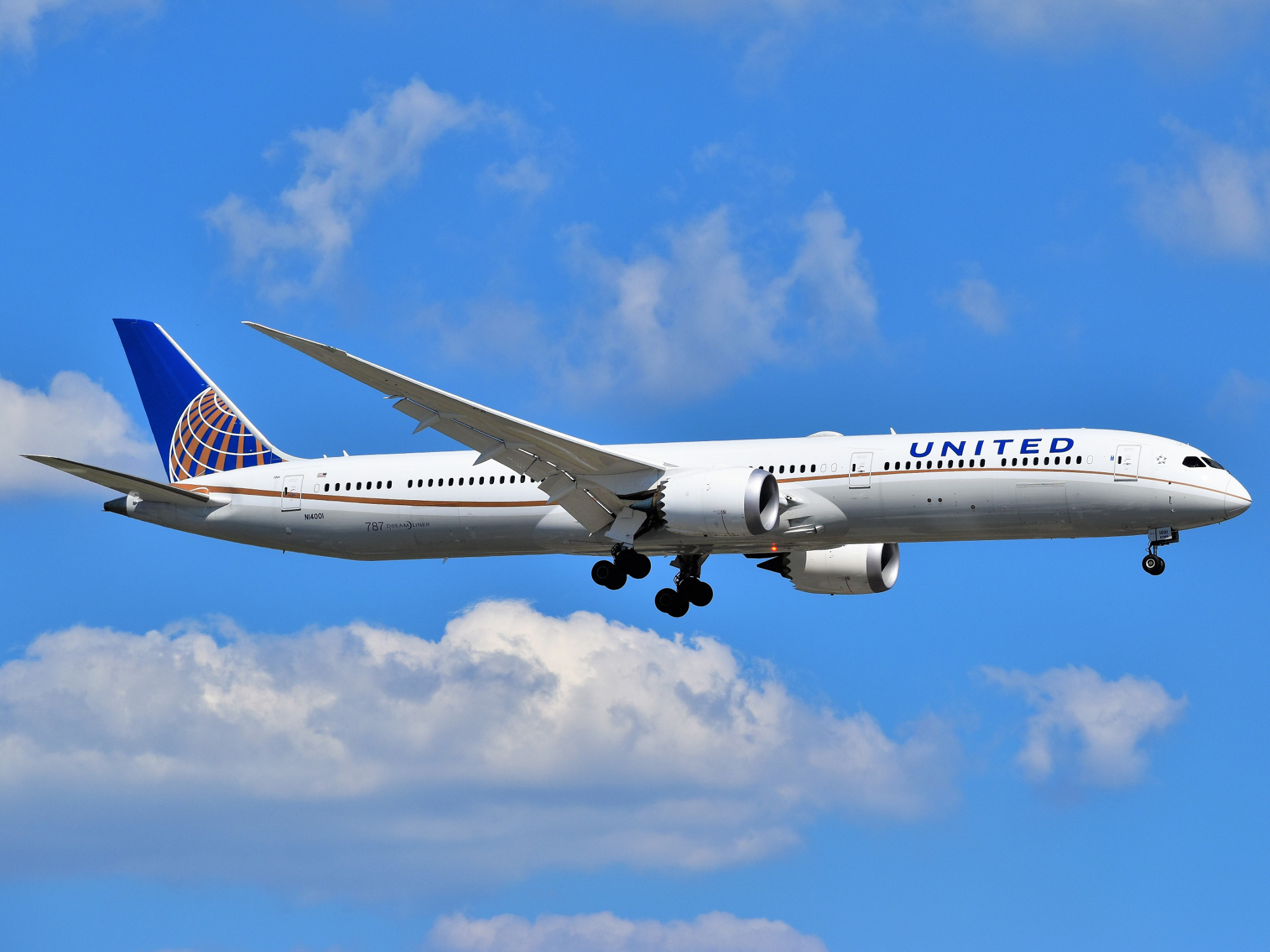 United Airlines aircraft in flight, one of the US airlines featured in articles about US airline stocks 2026 and airline stocks.