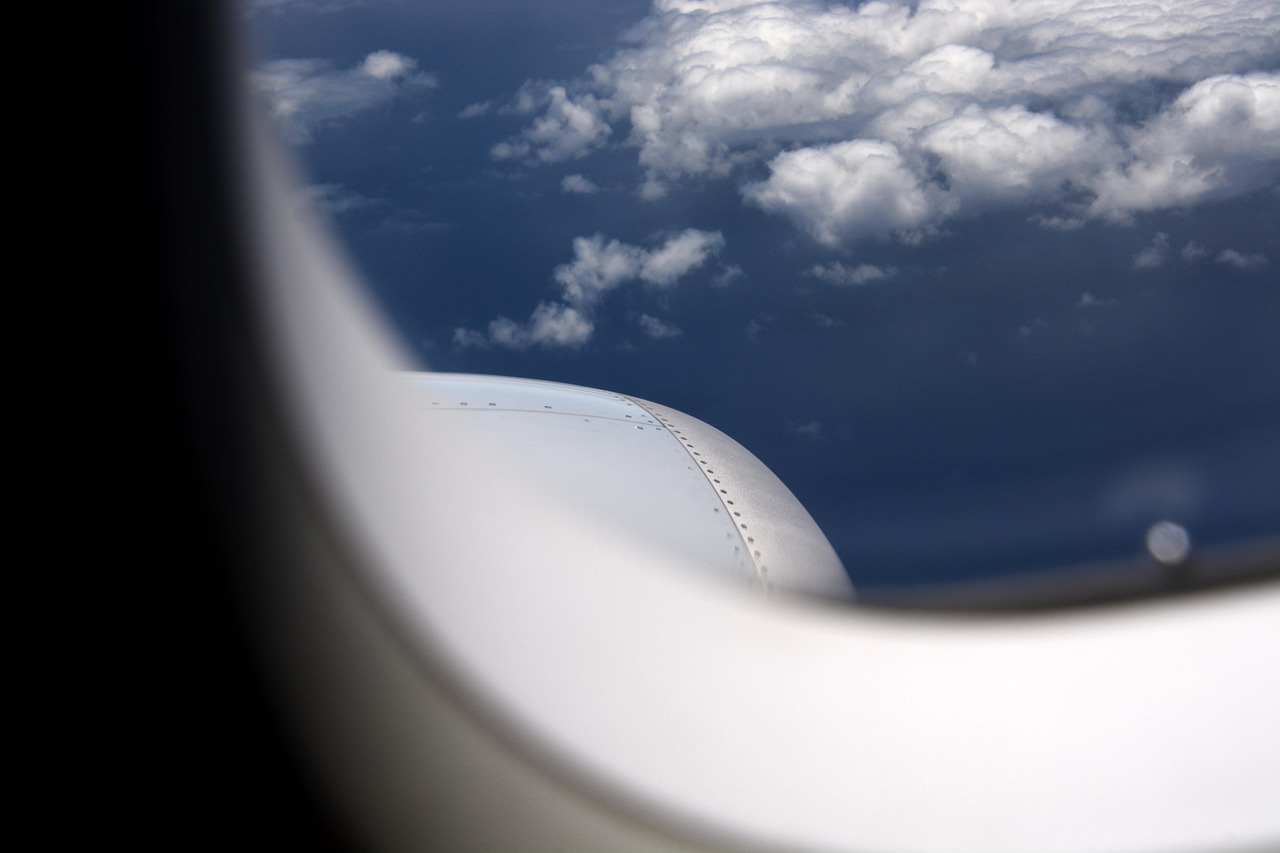 Aircraft engine view from a passenger window illustrating China sustainable aviation fuel and Topsoe SAF supporting SAF production China, China SAF production capacity expansion, and sustainable aviation fuel projects in China.