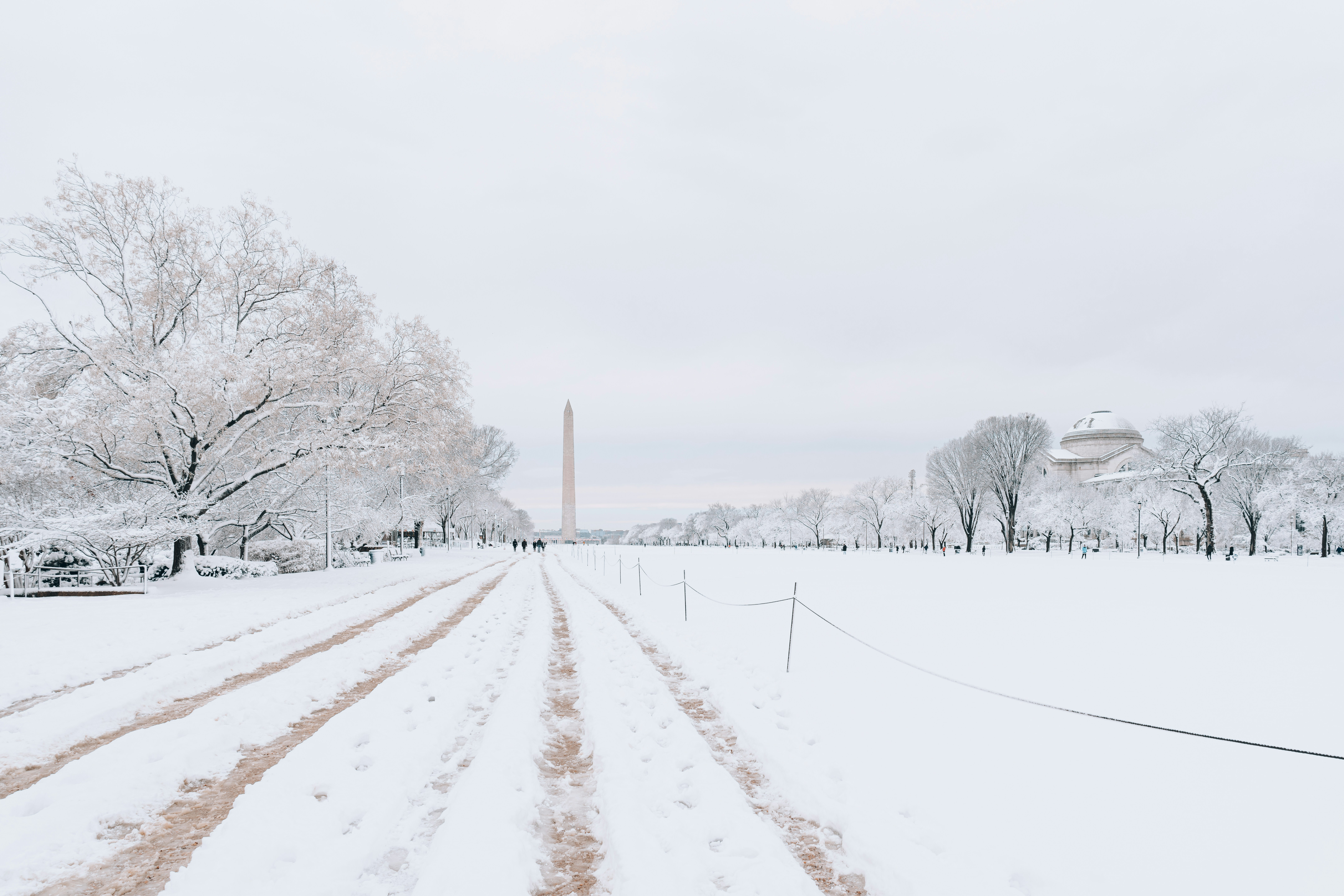 Heavy snowfall has led thoudsands flight cancellations