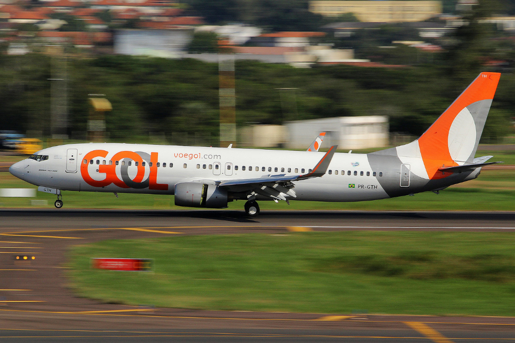 GOL Airlines B737-800 landing