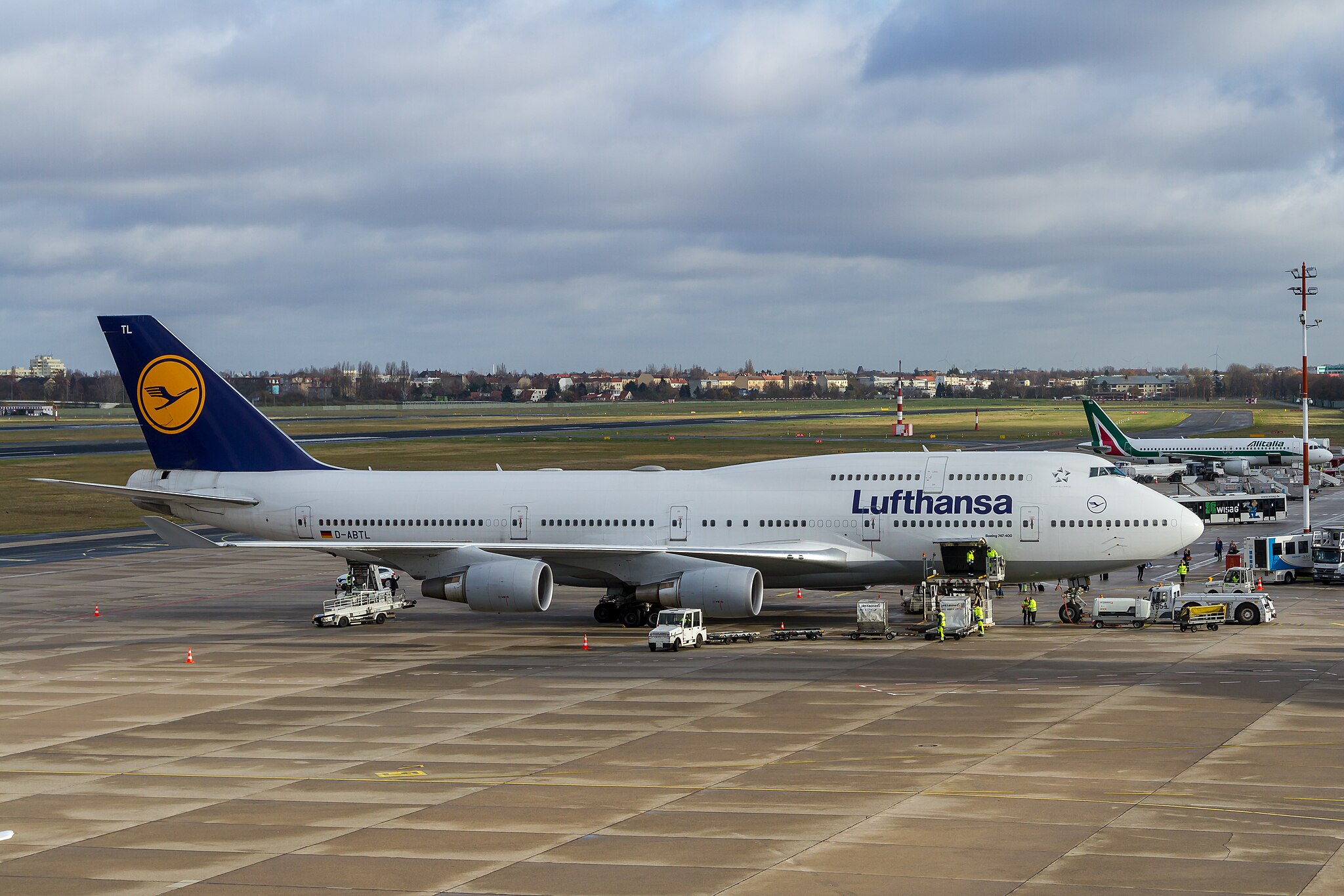  Lufthansa Boeing 747-400 (D-ABTL)