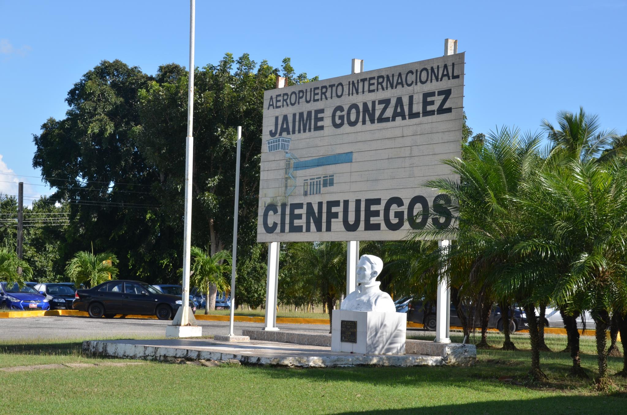 Sign reading "Aeropuerto Internacional Jaime González".