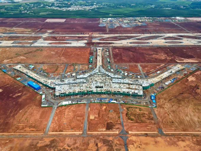 Long Thanh Airport construction showing terminal building and runway works supporting Vietnam aviation growth and the Vietnam aviation industry 2026.