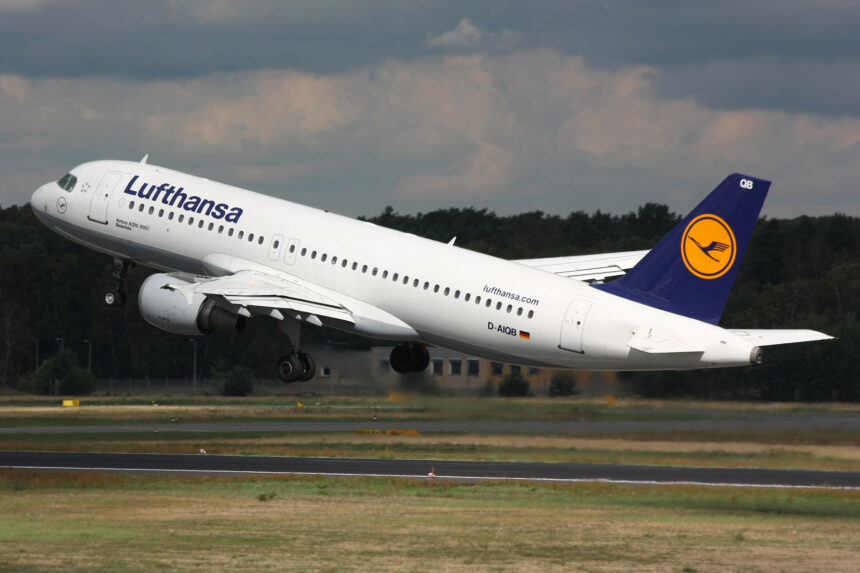 Lufthansa A320 taking off