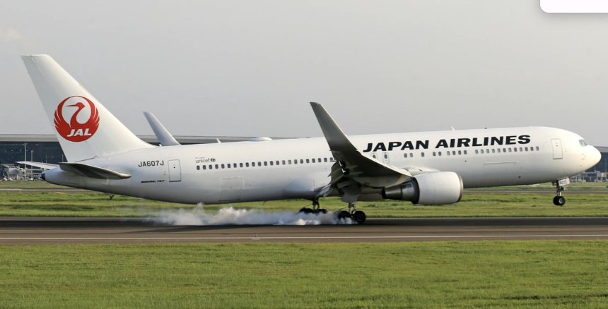 Japan Airlines Take Off Osaka