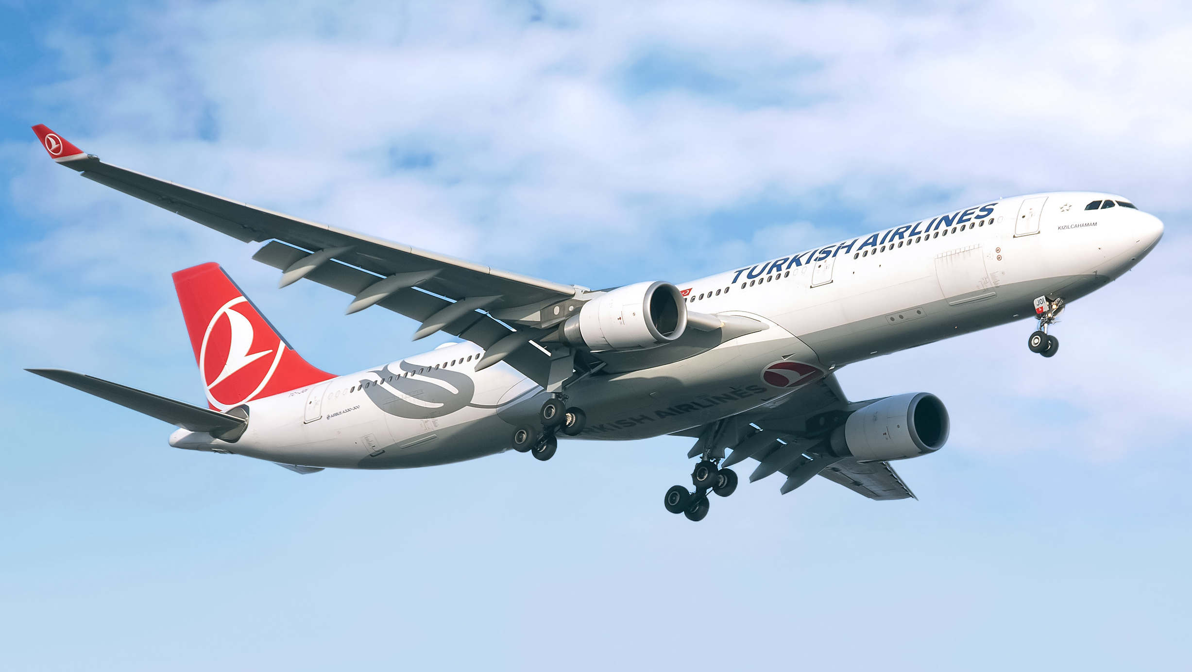 Turkish Airlines Airbus A330-303 taking off 