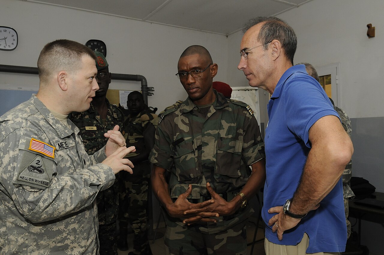 US military officer consults with Guinea armed forces commander during 2012 exercise, highlighting past military cooperation between the two countries amid current detention of American pilots.