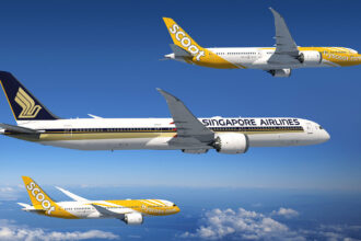 Boeing Singapore Airlines aircraft flying in the blue sky.