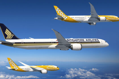 Boeing Singapore Airlines aircraft flying in the blue sky.