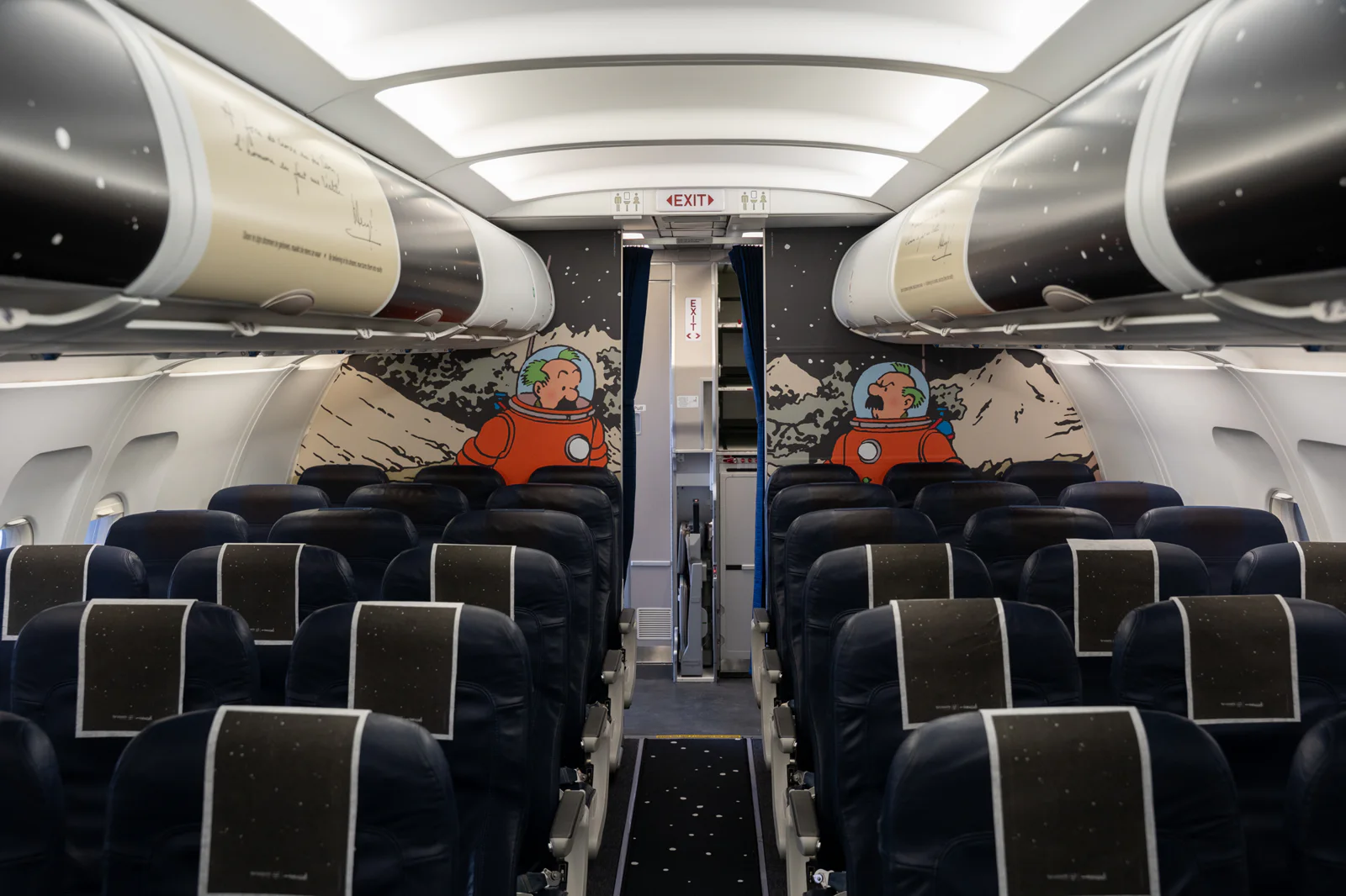 The interior depicts iconic characters from Tintin against a space-themed backdrop.