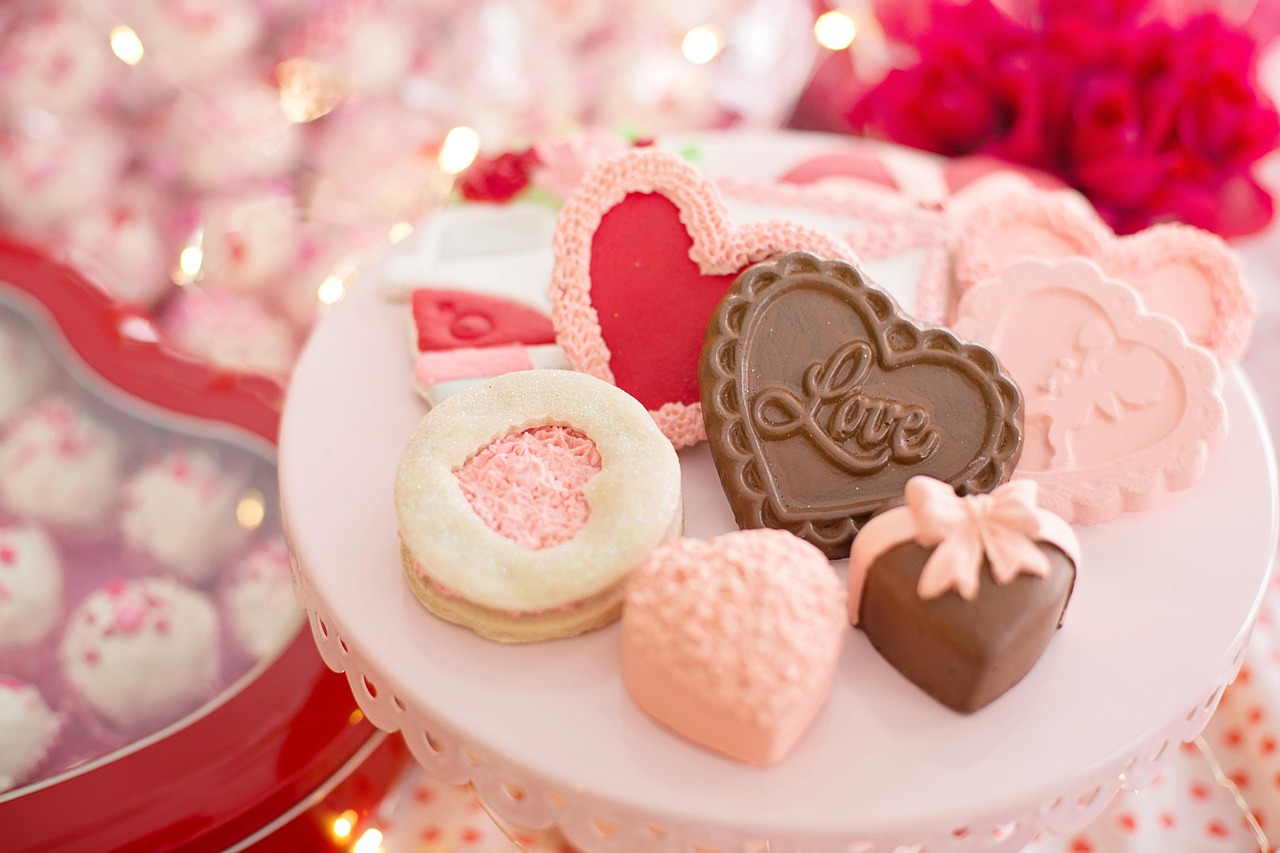 heart shaped cookes, love engraved cookies, pink and red background