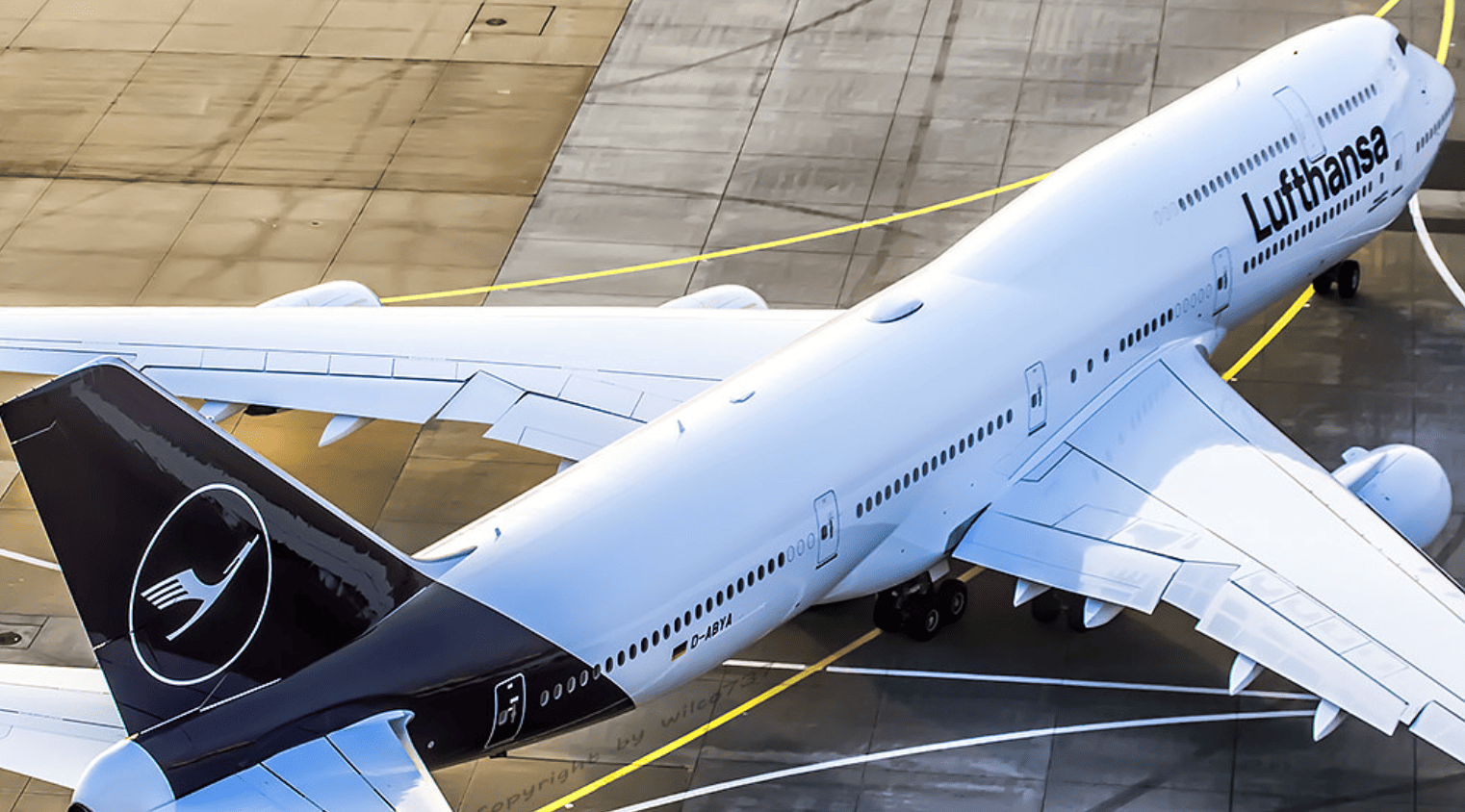 Lufthansa Taxiing to gate 
