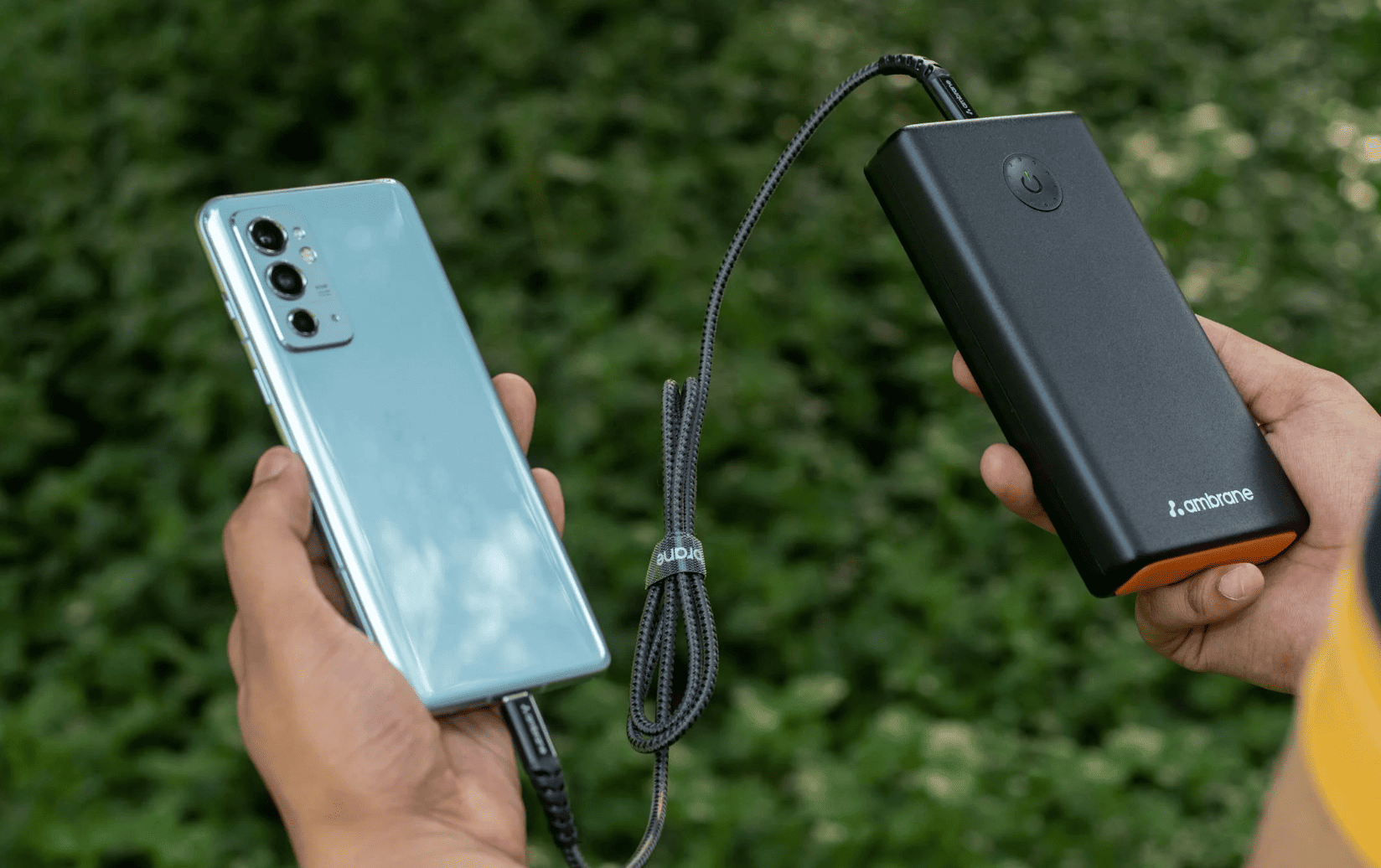 Power Bank charging a phone.