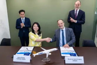 Airbus and Tigerair Taiwan signing documents and shaking hands.