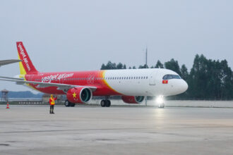 an Airbus A321-200NX operated by VietJet Air.
