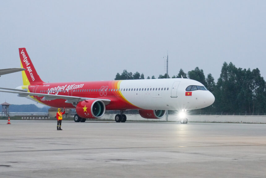 an Airbus A321-200NX operated by VietJet Air.