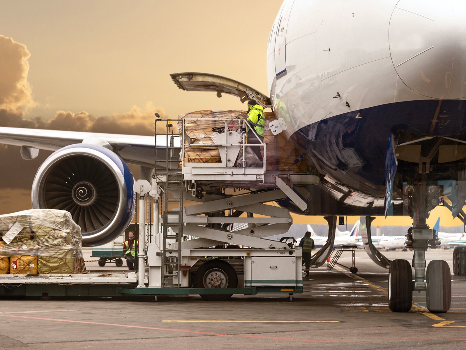 Loading cargo on a plane