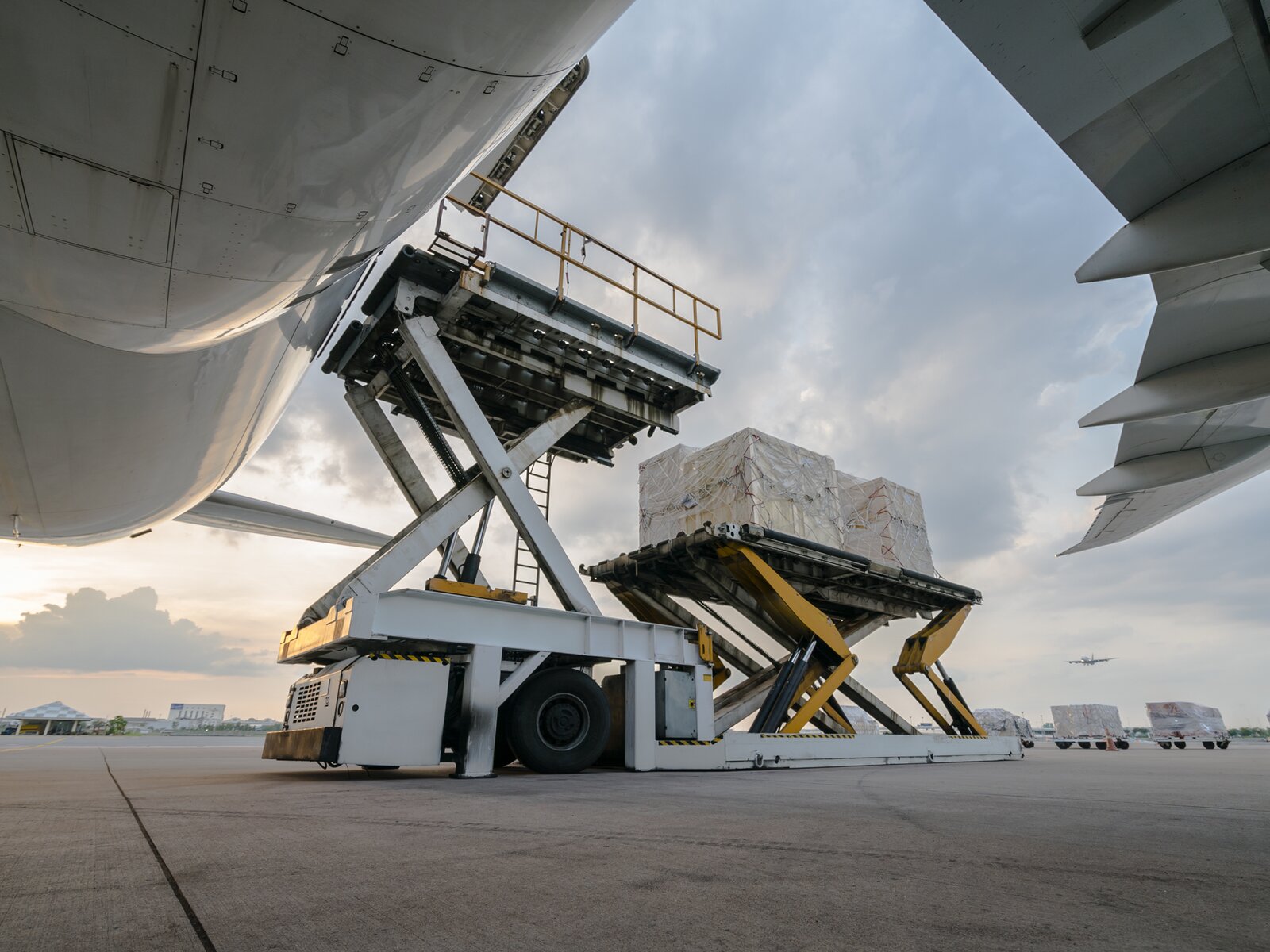 Loading cargo outside the plane