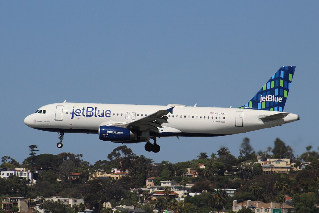 JetBlue A320 landing in San Diego during a sunny day