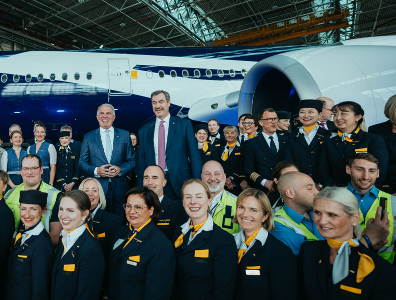Lufthansa and Munich Airport representatives infront of an aircraft
