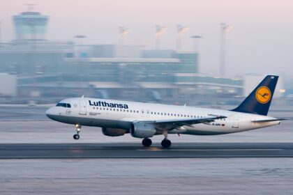 A Lufthansa Airbus A320-211 landing at the Munich Airport.