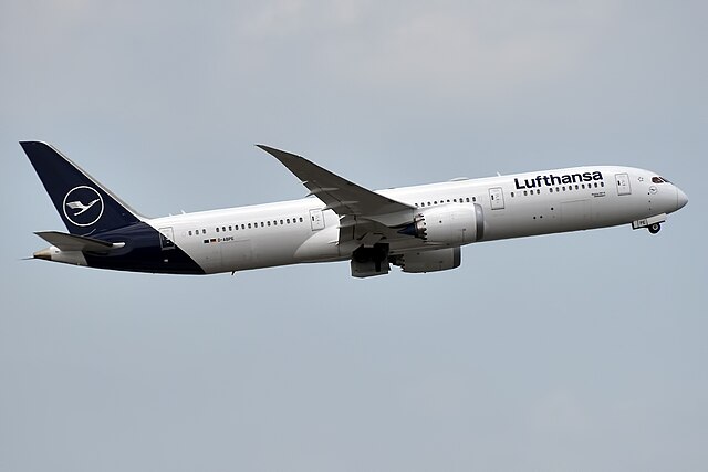 Lufthansa Boeing 787-9 Dreamliner in the sky