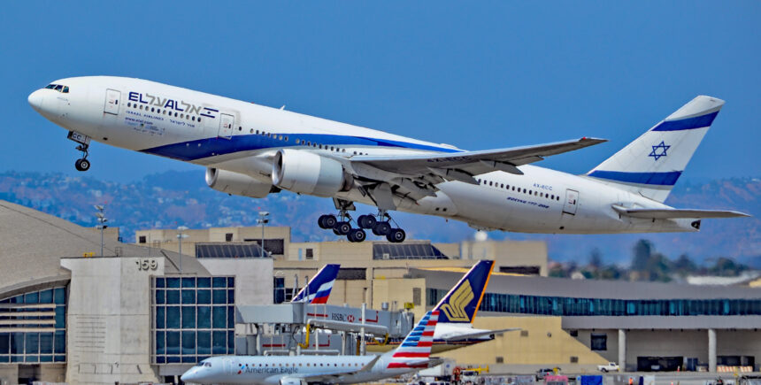 El Al plane photographed from the side at the beginning of the flight