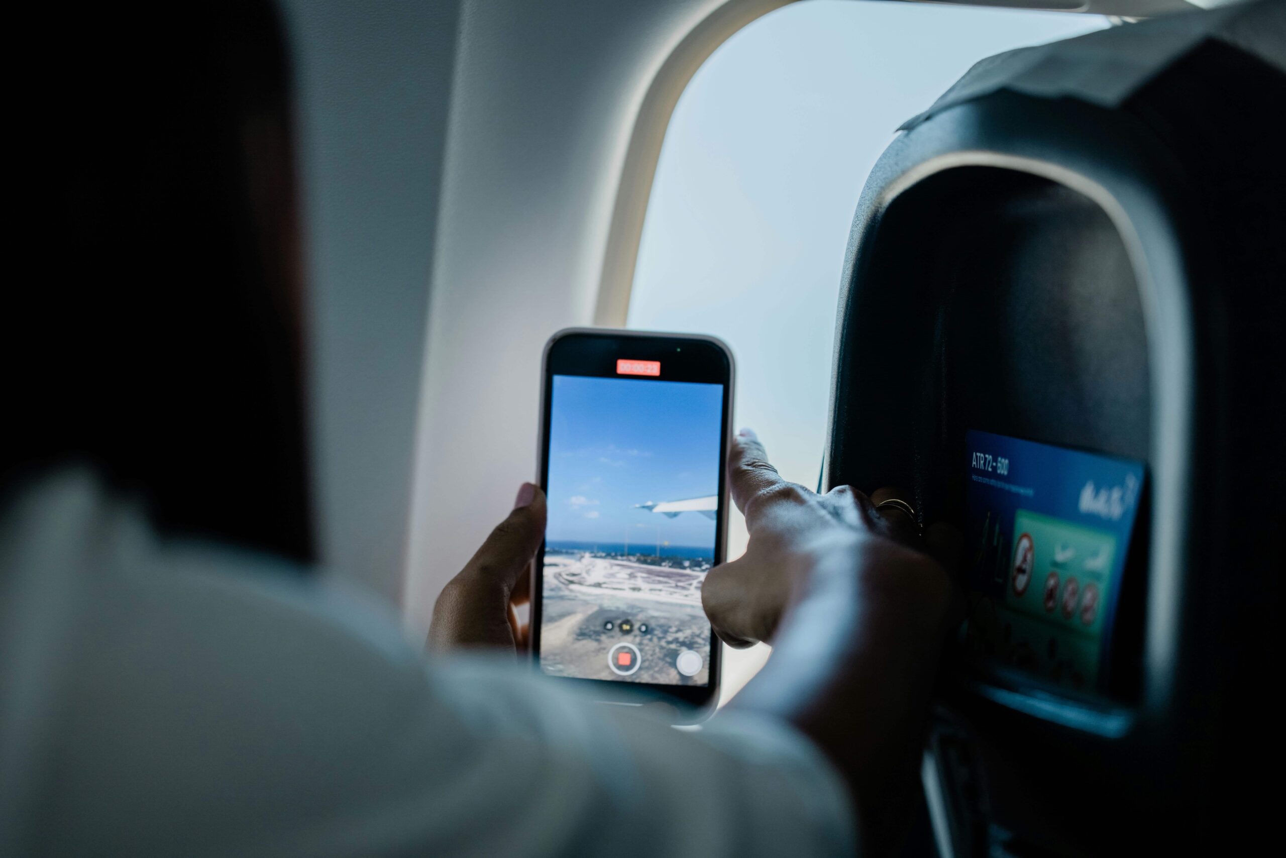 Adventures Through the Skies: How Avgeeks and Travel Bloggers Capture Every Moment
