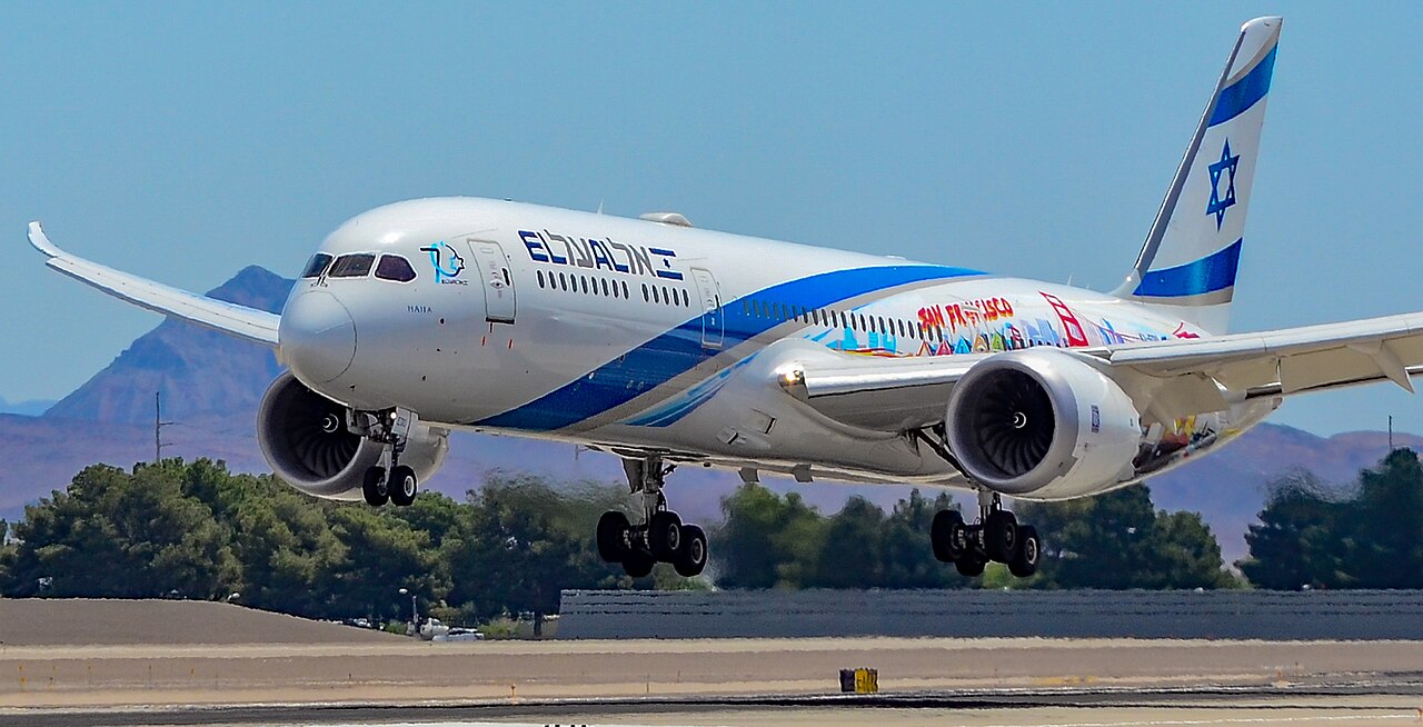 El Al Israel Airlines Boeing 787-9 Dreamliner coming in to land, trees and mountain in the background.