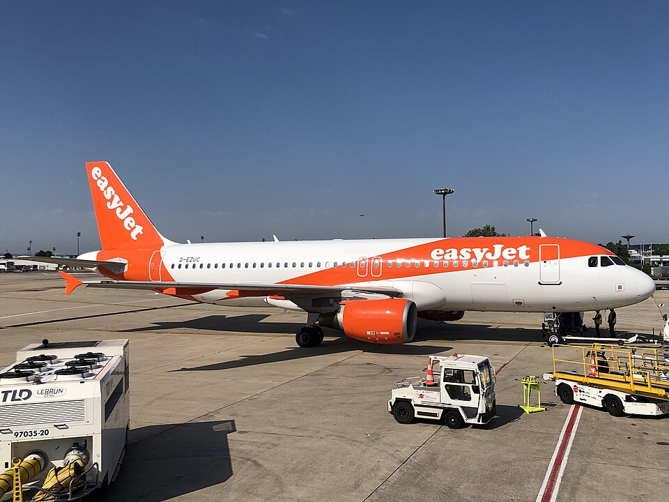 EasyJet A320-200 AT Paris de Guille, taken in 2024