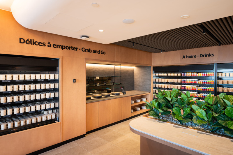 Front-view angle of Air Canada's Montréal café eating area