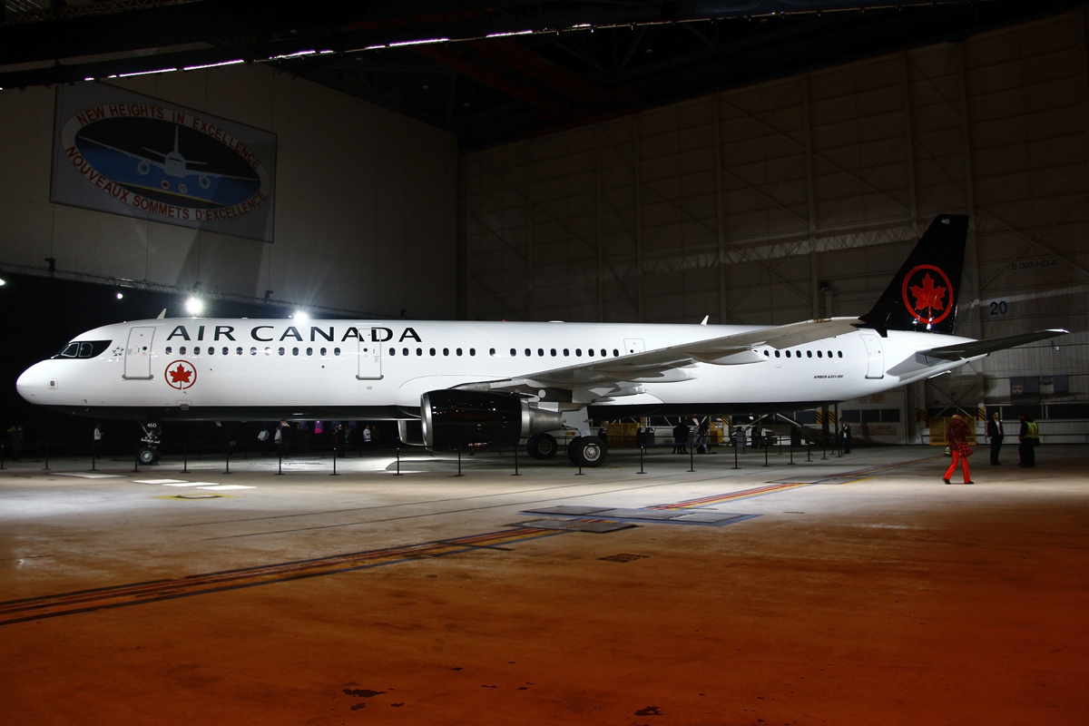 Air Canada A321 in a building with spotlights. 2017 livery, livery used in the expansion to Latin America and expansion to Tenerife.