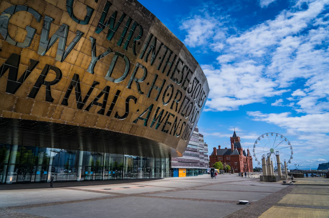 A large building with a giant sign written in Welsh on the side of it