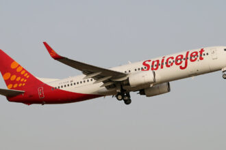 SpiceJet Boeing 737-800 flying in the grey sky upwards to the right. White and red livery.