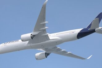 A modern long-haul aircraft begins its journey from Toulouse, highlighting Lufthansa’s newer-generation fleet in action. Blue sky in the background.