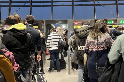 Image shows a queue of passengers at Lyon Airport Saint-Exupéry (LYS)
