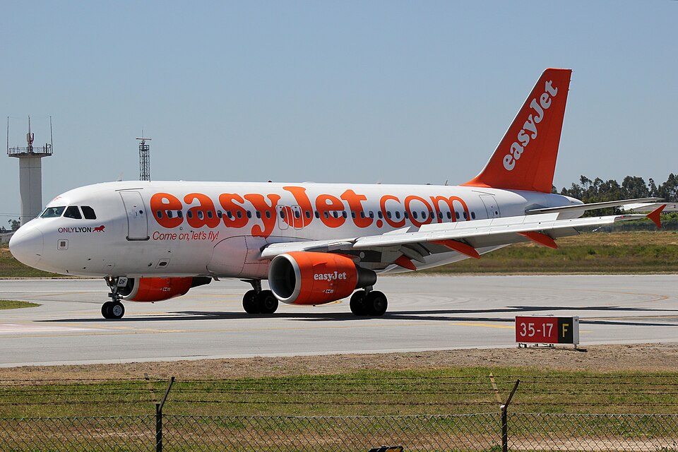 An easyJet Airbus A319 aircraft prepares for departure on the runway. Once a core part of the airline’s short-haul fleet, the A319 is gradually being retired as easyJet modernises operations with more fuel-efficient Airbus A320neo and A321neo aircraft. 