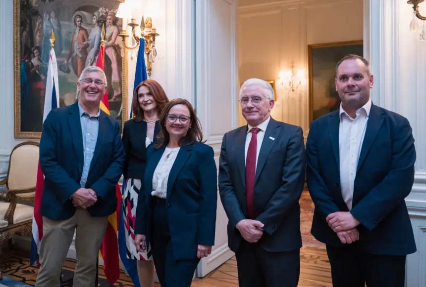 A group of 5 industry professionals (2 women and 3 men), including ANTOR Chair Manuel Butler