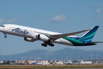 Alaska Airlines B787-9 captured during takeoff at Rome Fiumicino AIrport