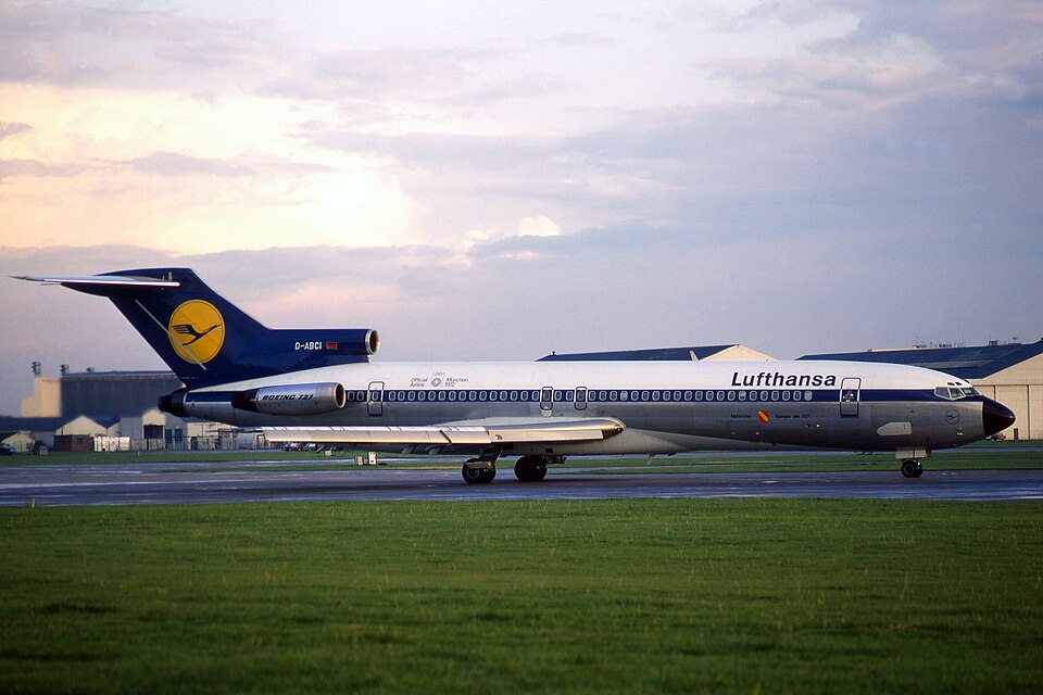 Lufthansa Boeing 727-230 on the tarmac in classic retro livery, highlighting the airline’s historic narrow-body trijet fleet that played a key role in European and long-haul short runway operations during the 1970s and 1980s.
