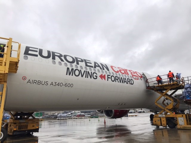 A340-600 cargo loading