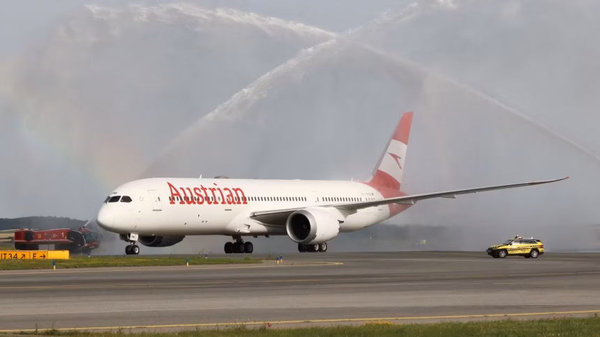 Austrian Airlines 787 receives a water salute upon arrival