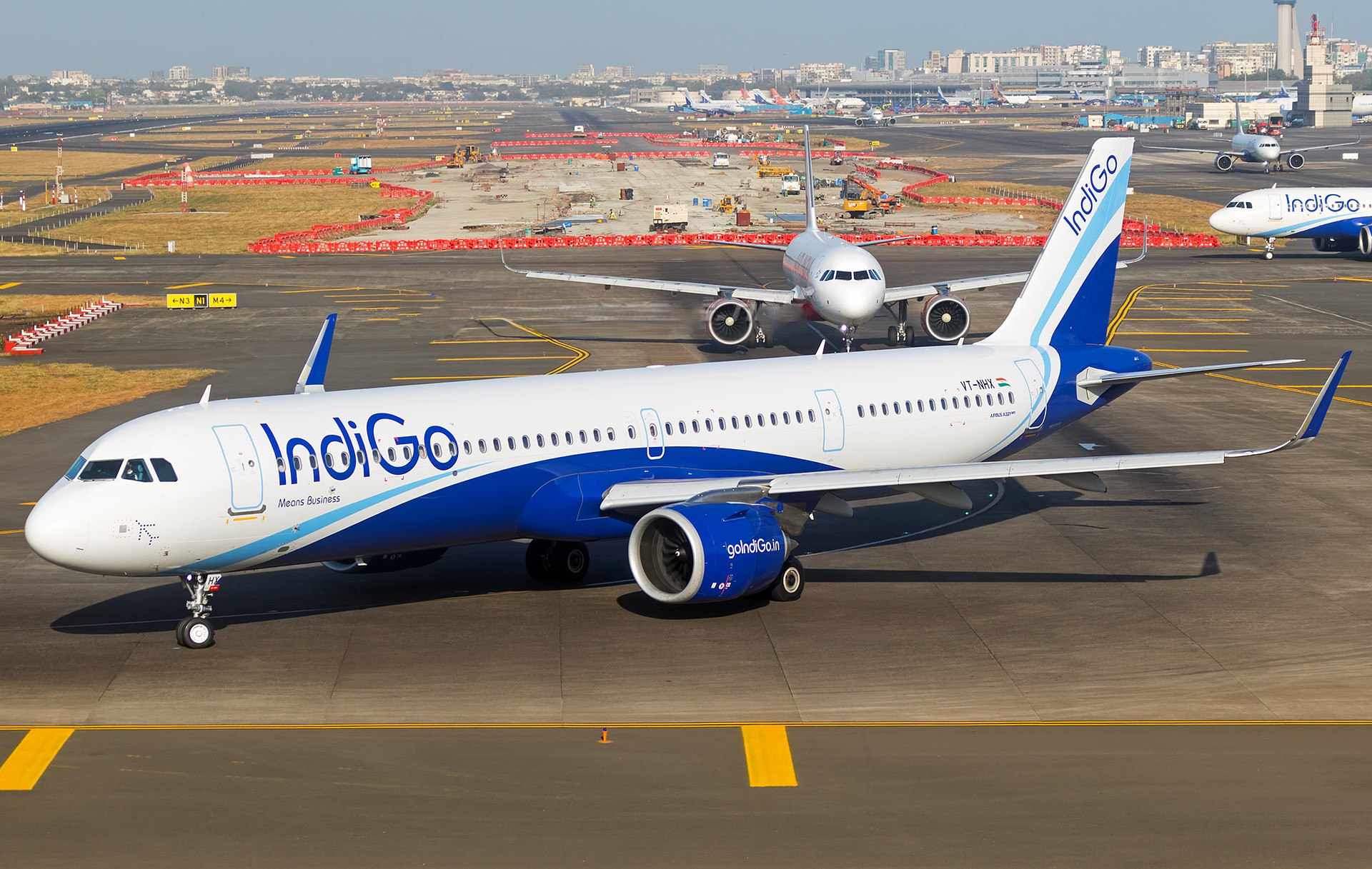 IndiGo Airbus A321neo (VT-NHX) taxiing at Mumbai's Chhatrapati Shivaji Maharaj International Airport.