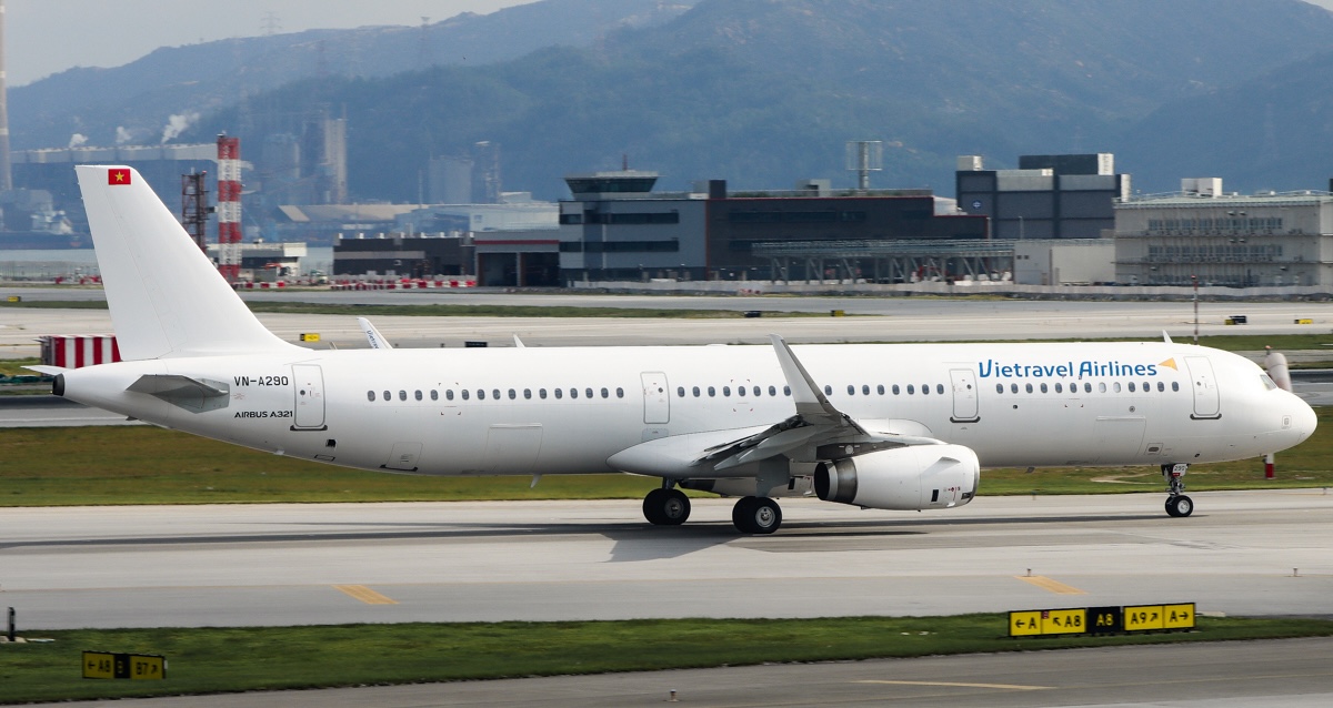 Full length side view of Vietravel Airlines' Airbus A321-231 VN-A290, registration VN-A290, on the ground.
