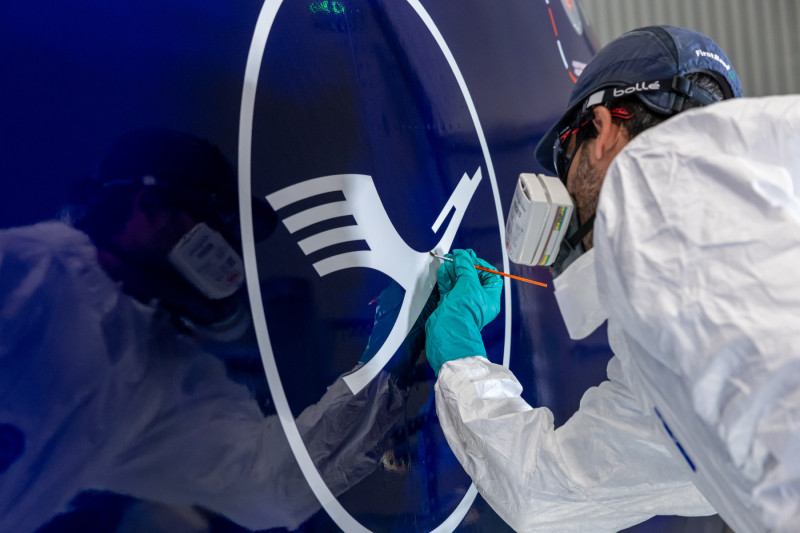 A picture of someone retouching the Lufthansa logo